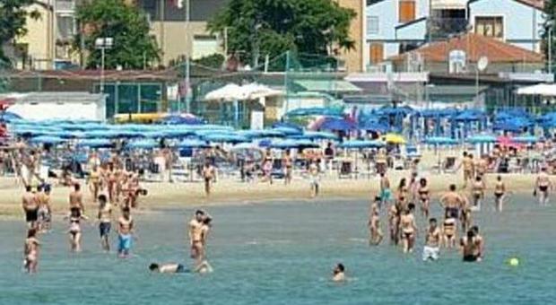 Ubriaco molesta le bagnanti in spiaggia: ​rischia il linciaggio a colpi di ciabatte