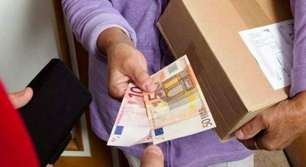 «Mi dia 4.800 euro o arrestano sua figlia», truffatore finisce a processo
