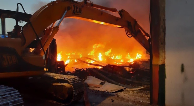 Incendio a Montecorvino in due capannoni, distrutti macchinari: la pista del racket