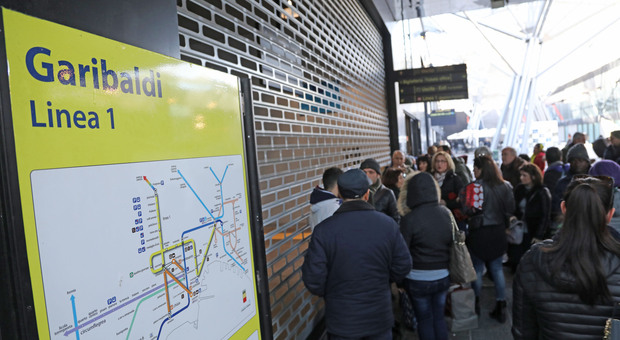 Sciopero dei trasporti a Napoli: metro e funicolari ferme, pochi bus per strada