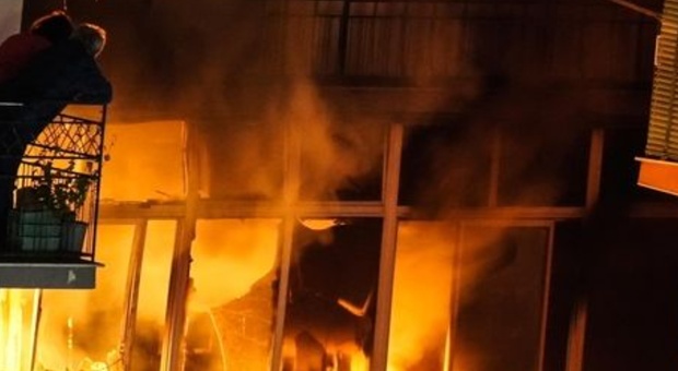 Incendio in un palazzo nel centro di Portici: feriti e intossicati. Due persone in ospedale, salvati 10 cani