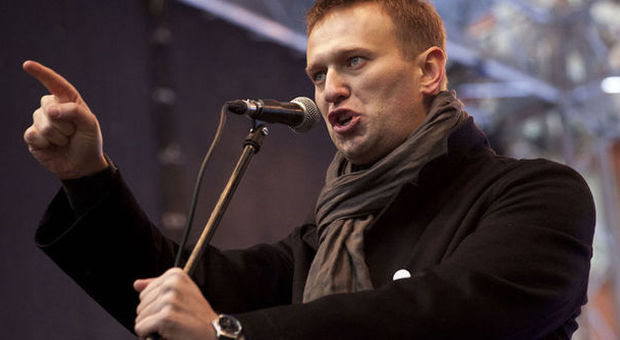 Russia, Navalny taglia il braccialetto elettronico per protesta contro i domiciliari