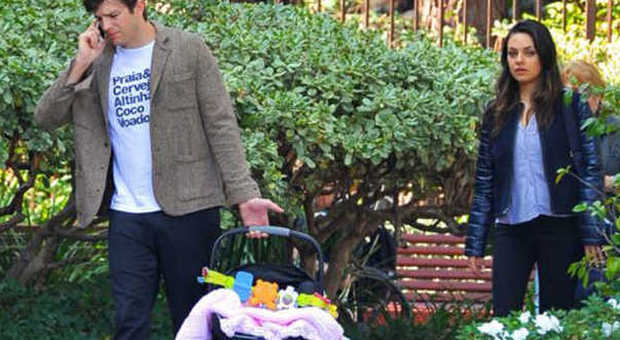 Mila Kunis e Ashton Kutcher portano a passeggio la figlia