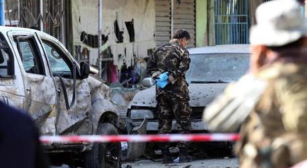 Afghanistan, due autobomba contro la polizia: «Decine i morti»