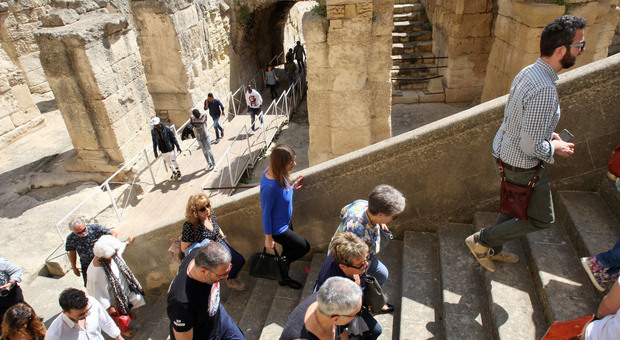 Turisti in visita all'Anfiteatro Romano