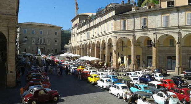 Il raduno di Fiat 500 colora il centro di Fermo