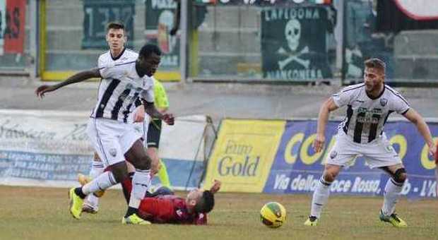 Addae e Perez in azione durante una partita dell'Ascoli Picchio