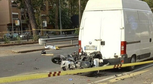Roma: scontro tra auto, moto e furgone sulla Prenestina. Morto centauro di 38 anni
