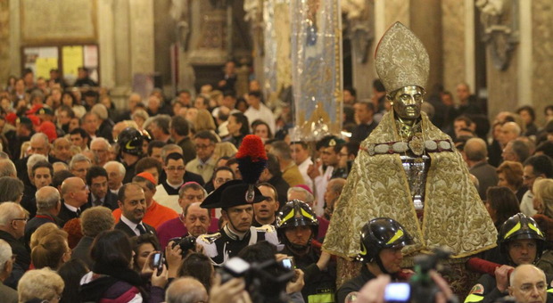 Napoli, il miracolo di San Gennaro si ripete: il sangue si è sciolto