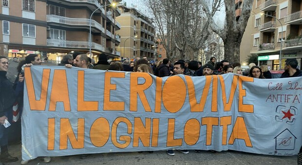 Roma, omicidio Valerio Verbano: un corteo per ricordare il giovane militante ucciso 43 anni fa. «Chiediamo giustizia»