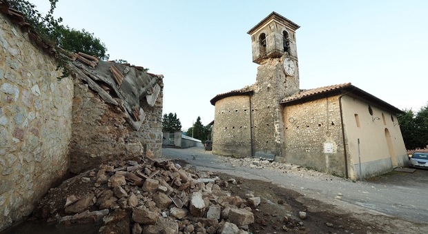 San Pellegrino paese fantasma: il campanile resiste sulle macerie con l'orologio bloccato sulle 3.36