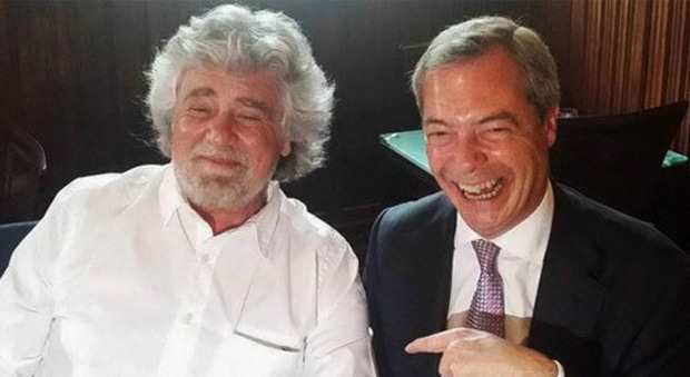 Dietrofront M5S dopo lo schiaffo dell'Alde, Grillo torna da Farage: «Verhofstadt è un meschino» E lancia il referendum anti-euro
