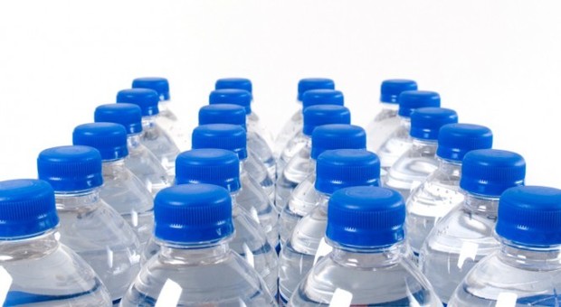 Addio bottiglie di plastica e lattine, l'Unione Europea lancia l'allarme: «Sono nocive»