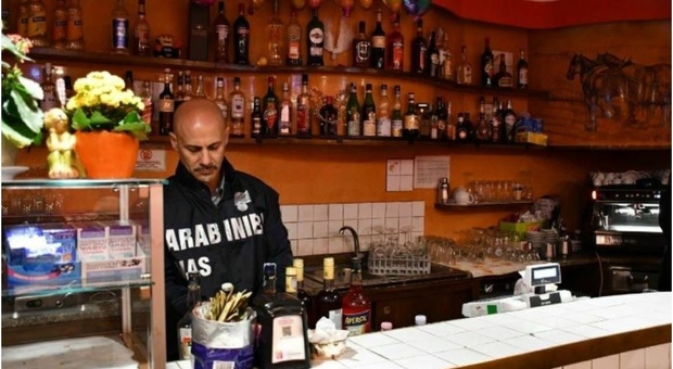 Spritz tarocco servito ai clienti, la titolare del bar finisce nei guai
