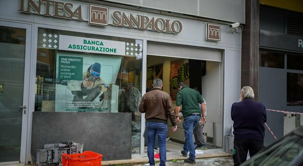 Roma, bande della spaccata in azione: cinque colpi in una notte, presi di mira supermercati, gioiellerie e banche