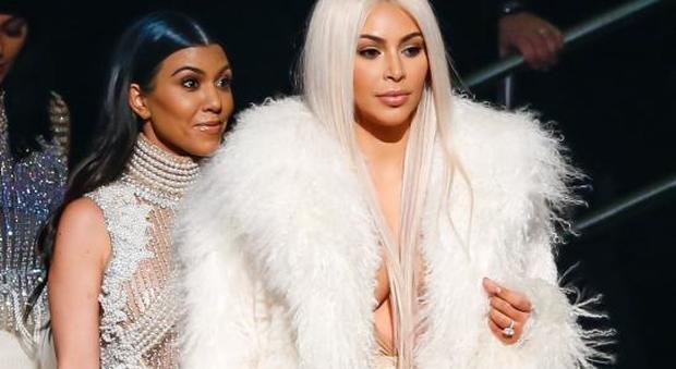 Il clan Kardashian-Jenner alla sfilata di Kanye West: Kim è biondo platino