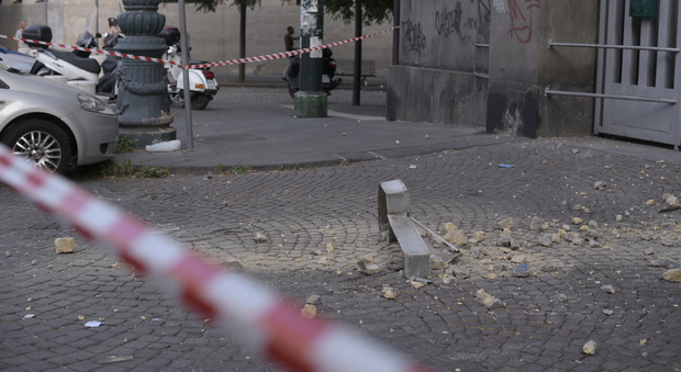 Paura in piazza Matteotti: blocco di ferro crolla dalla Casa del Mutilato