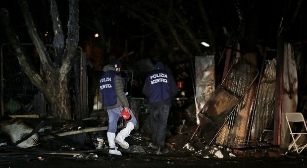 Roma, scoppia un incendio in un baracca: un uomo morto carbonizzato