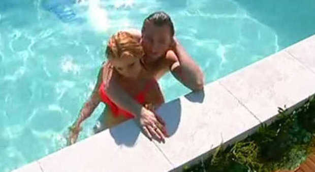 Dopo le docce il bagno hot: Mirco in piscina per "sedurre" Veronica Video