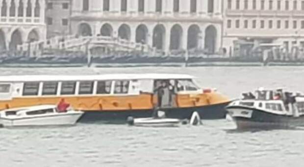 Barchino si inabissa davanti a San Marco: i due occupanti salvati da un vaporetto dell'Actv
