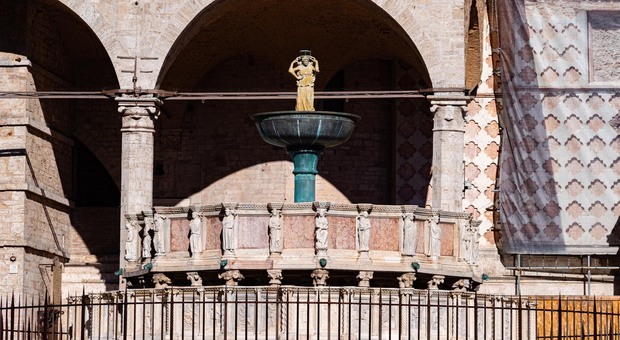Perugia, la Soprintendenza striglia il Comune: «Subito lavori sulla Fontana Maggiore»