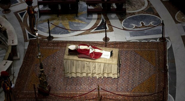 Ratzinger, l’invocazione della piazza «Benedetto santo subito». E i teologi sono già al lavoro