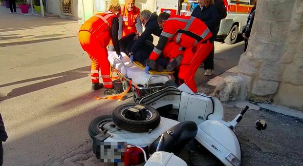 Incidente stradale in centro a Lecce: auto contro una vespa. Un ferito