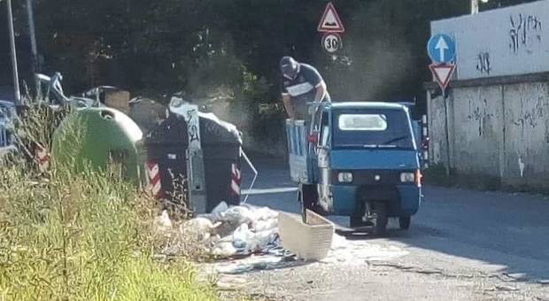 Roma, Raggi: «Multato altro incivile dei rifiuti»