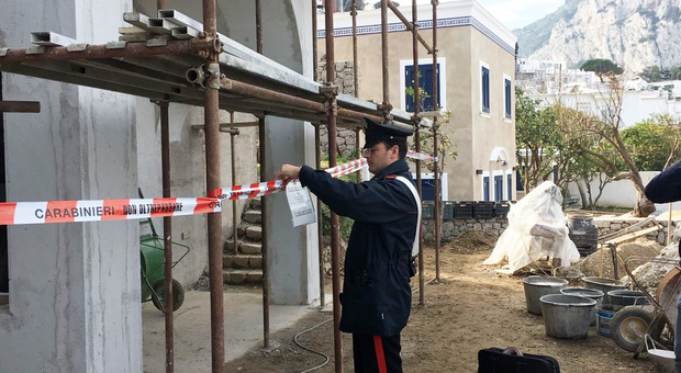 Napoli, operai su impalcature senza parapetti: multe e cantiere sospeso