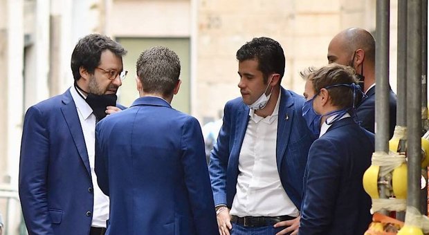 Matteo Salvini e i suoi senza mascherina: il capannello davanti alla Camera