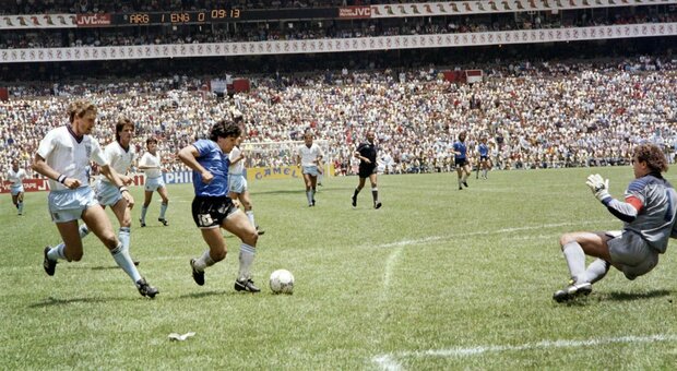 Argentina - Inghilterra: La7 omaggia Maradona con la storica partita del 1986, commento di Veltroni e Cucchi