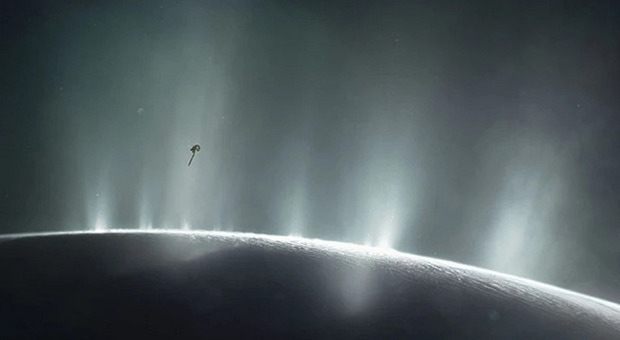 C'è vita su Encelado? Webb scopre un enorme pennacchio di vapore acqueo su uno dei satelliti di Saturno