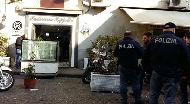 Napoli, spari contro la pasticceria Poppella: l'assalto tra i bambini diretti a scuola