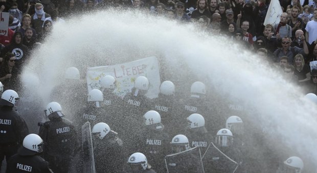 G20, esplode la protesta: la polizia carica i Black Bloc con gli idranti