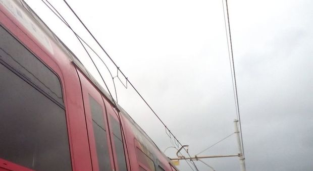 Paura in Campania, cavo dell'alta tensione si schianta su treno in corsa