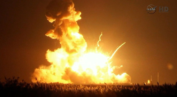 Razzo esplode subito dopo il lancio, catastrofe Nasa /Le foto e il video