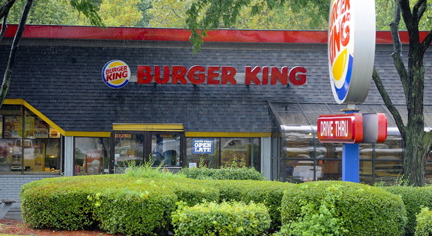 Burger King vaccina i suoi dipendenti e regala l'immunizzazione anche ai piccoli ristoratori del Fvg