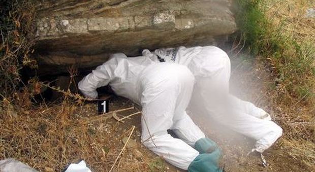 Palermo, teschi e ossa trovati in una caverna: i resti di sei persone nel cimitero della mafia