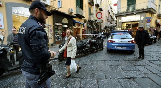 Napoli, sparatoria tra la folla in via Toledo: uno scontro tra paranze dietro ai due gambizzati