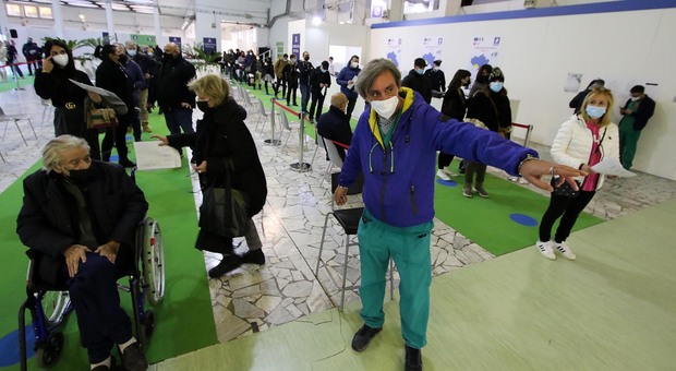 Covid in Campania, oggi 1.087 positivi e quattro morti: l'indice di contagio risale al 3,21%