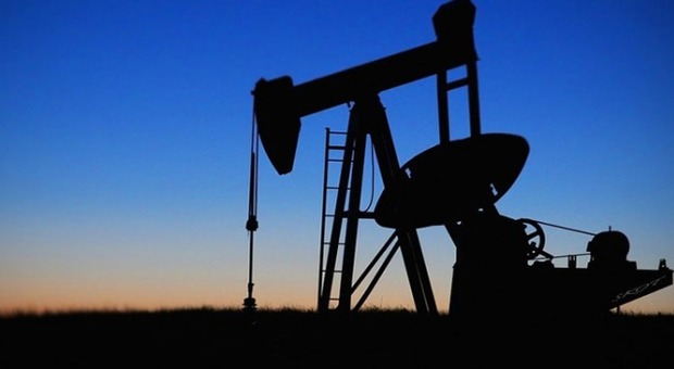 Petrolio, rimbalza del 10% su attese di tagli della produzione Opec