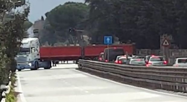 Roma, autoarticolato fa inversione: rischia l'incidente, poi sorpassa tutti