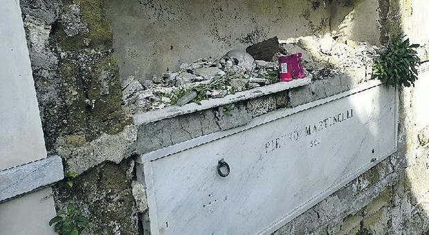 Napoli, orrore e scempio nel cimitero: tombe aperte e rifiuti a Poggioreale