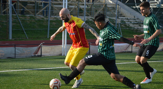 L'attaccante Manuel Pera in azione durante una partita della Recanatese