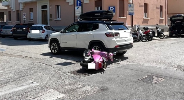 Ancona, incidente al viale della Vittoria scooter-macchina: paura tra i passanti. Una 40enne all'ospedale