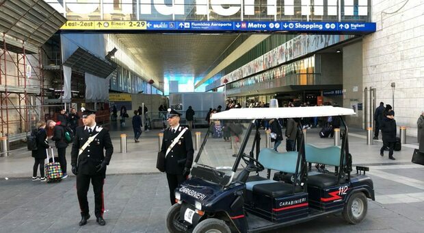 I controlli dei carabinieri alla stazione Termini