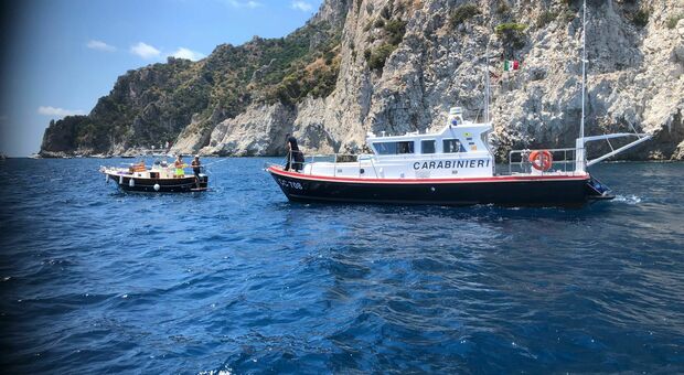 Ormeggio selvaggio, a Capri i carabinieri con il megafono