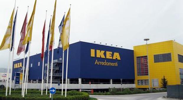 Ikea, assalto con i mitra: banditi in fuga con 110mila euro