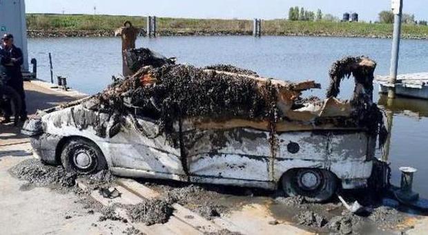 Resti umani nel furgone bruciato e gettato nel fiume? No, sono animali