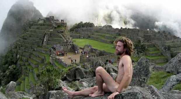 Completamente nudi sul Machu Picchu, dilaga la moda tra i turisti: quattro arresti